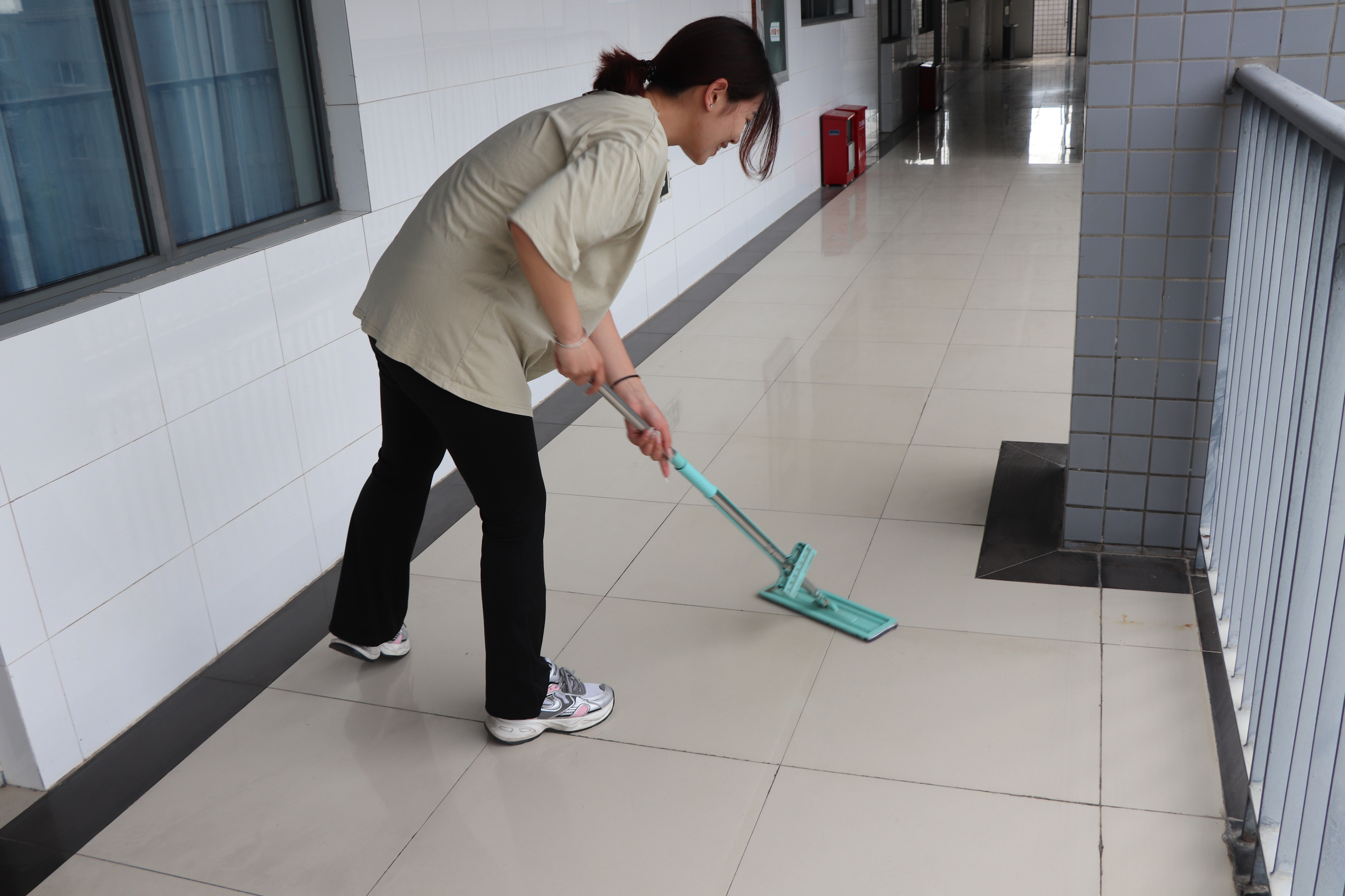学生公共区域自主保洁.JPG 学生公共区域自主保洁.JPG