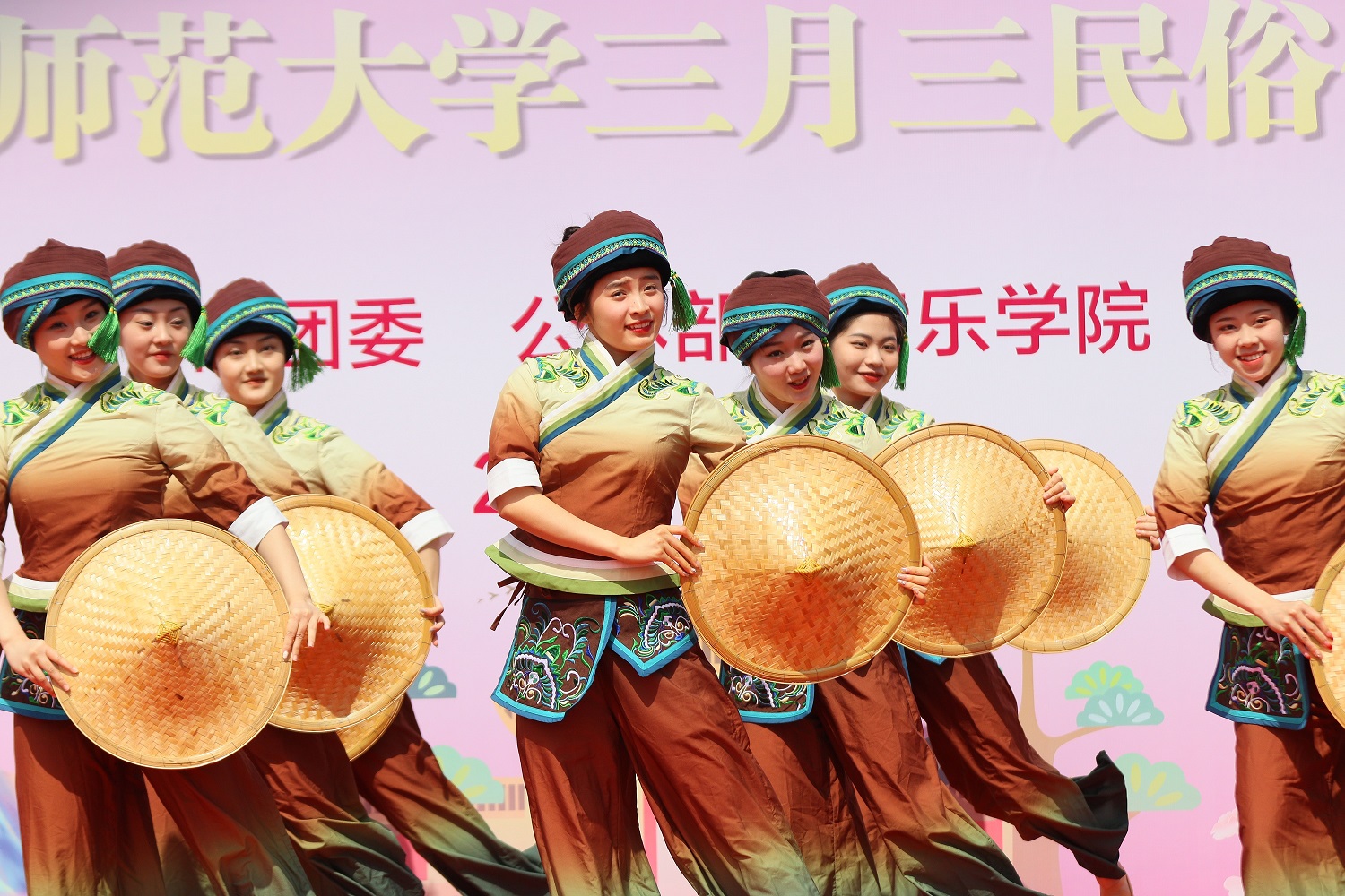 舞者们手拿斗笠，以细腻的舞姿表演民间舞蹈《田间斗笠》，生动传神地演绎了壮族劳动者“日出而作，日落而息”的田间劳作场景。