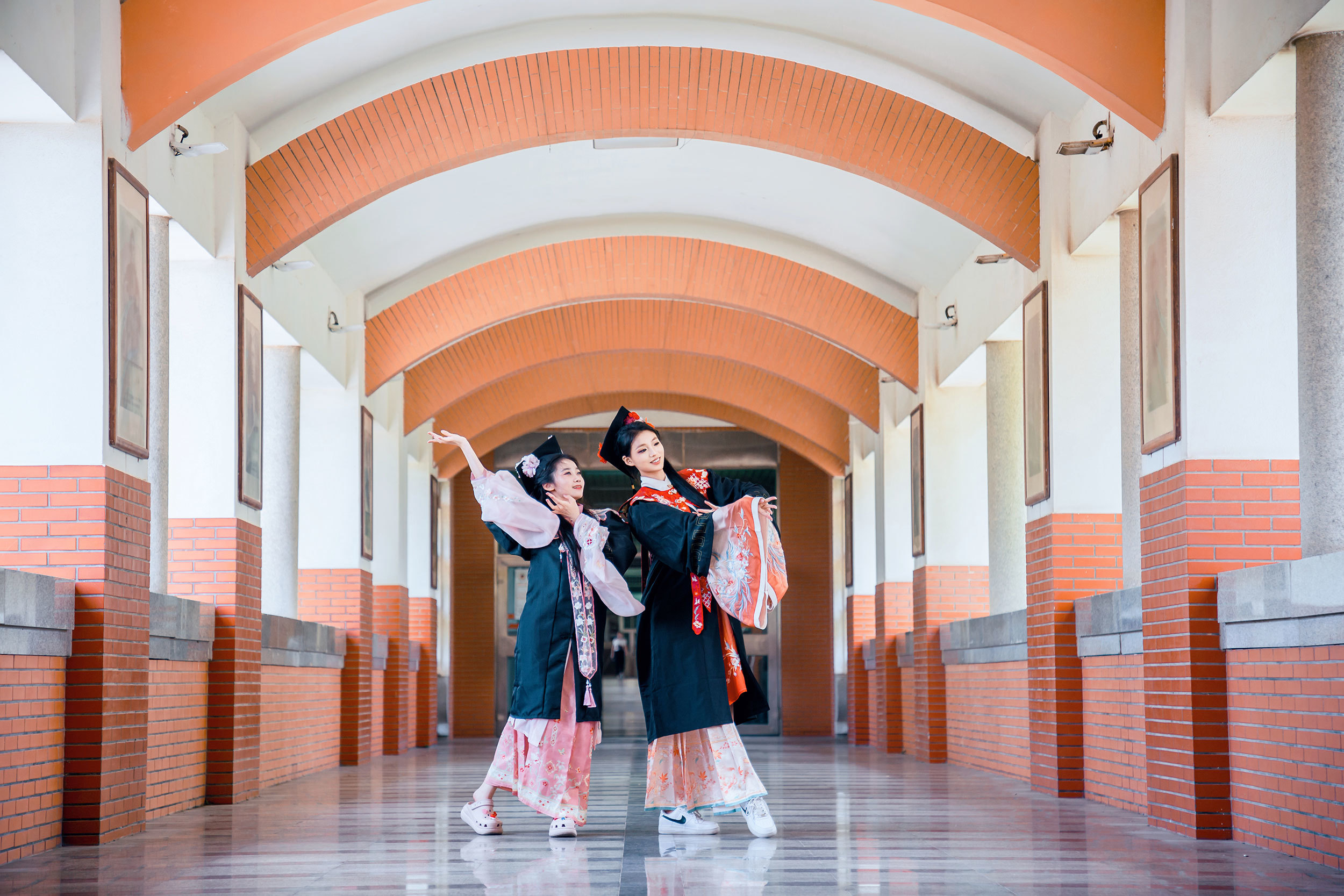 谢谢你，陪我走过四年。步履邂逅连廊的四季：春日的飞絮、夏夜的虫鸣、秋雨的淅沥、冬风的呼啸，你我，都一一聆听。（摄影：朱鲜艳）