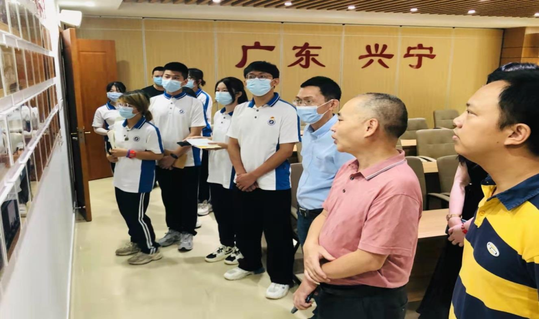 师生农技“轻骑兵”团队在兴宁市乡村振兴人才驿站参观学习.png