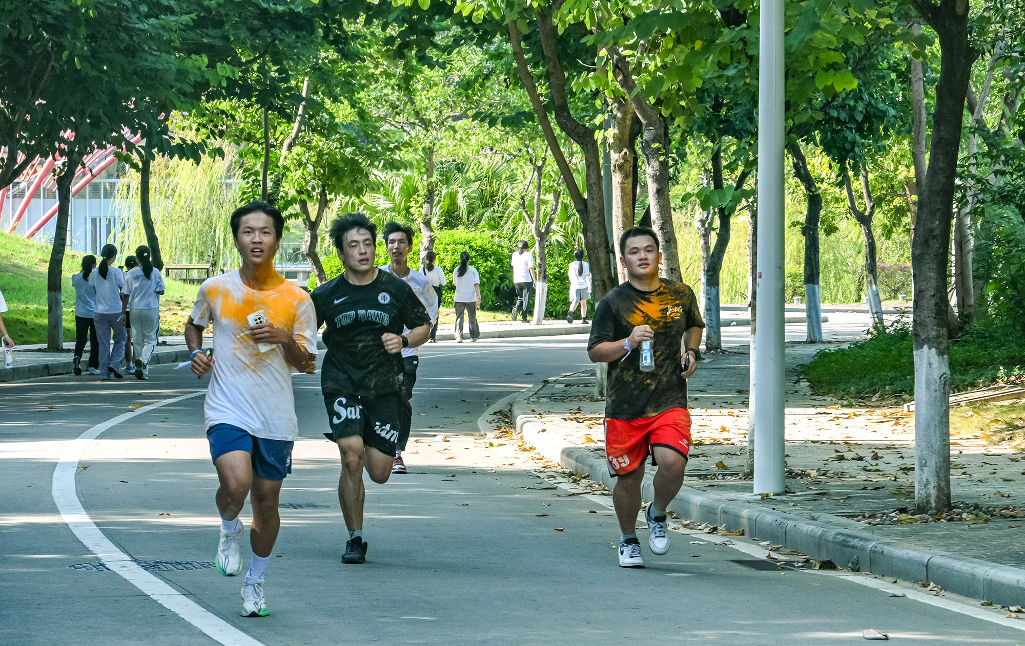 出发,环校跑。(摄影:庄语晴).jpg 出发,环校跑。(摄影:庄语晴).jpg