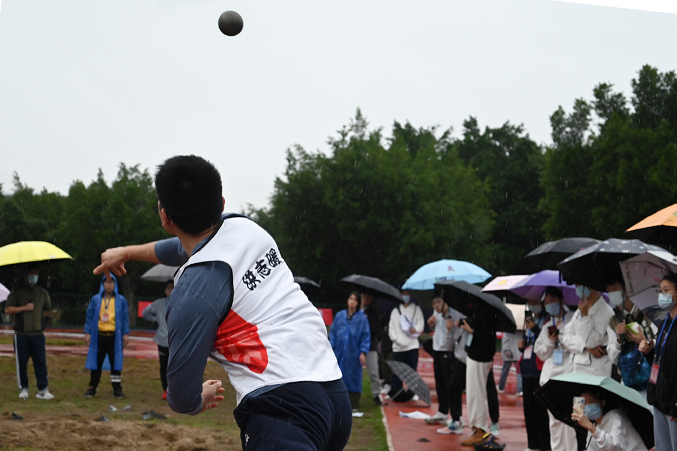 03铅球运动员拧身蓄势,右手发力,奋而投掷.(徐哲远/摄)