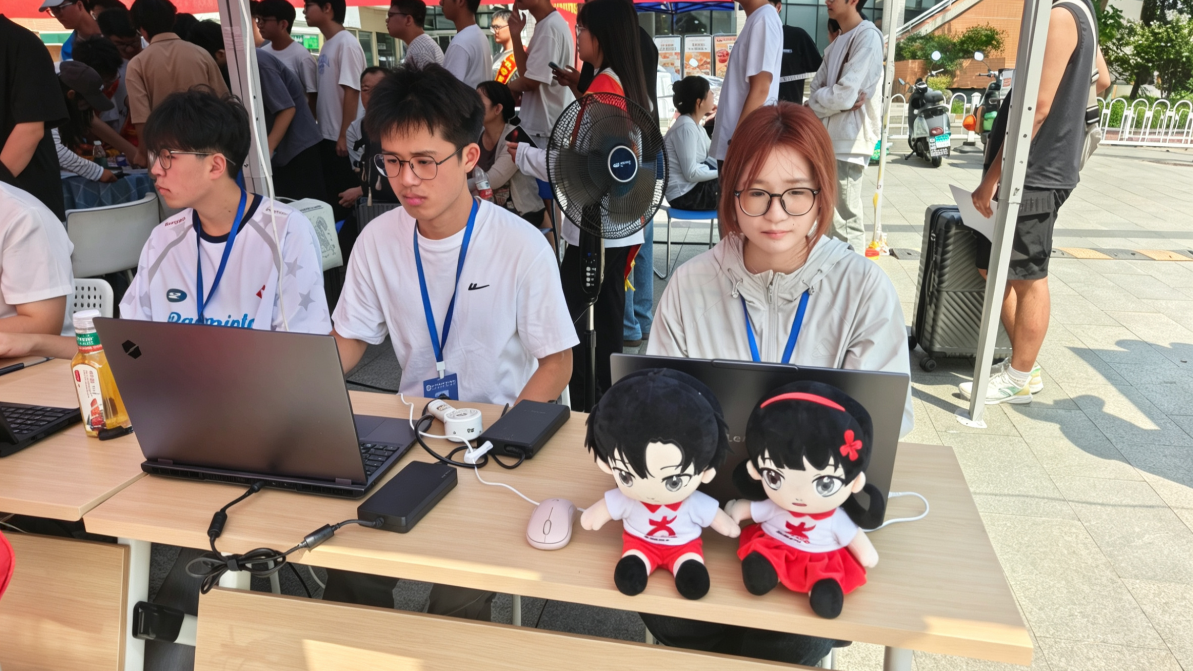 志愿者与小中玩偶合影（摄影：中国矿业大学 陈柯霏）