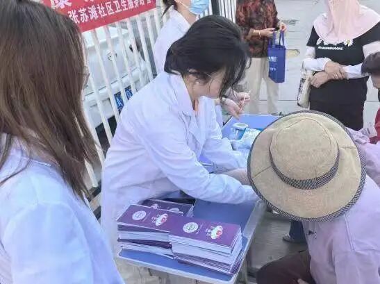 图为志愿者为居民测量血压 图源：青年志愿者指导中心.jpg