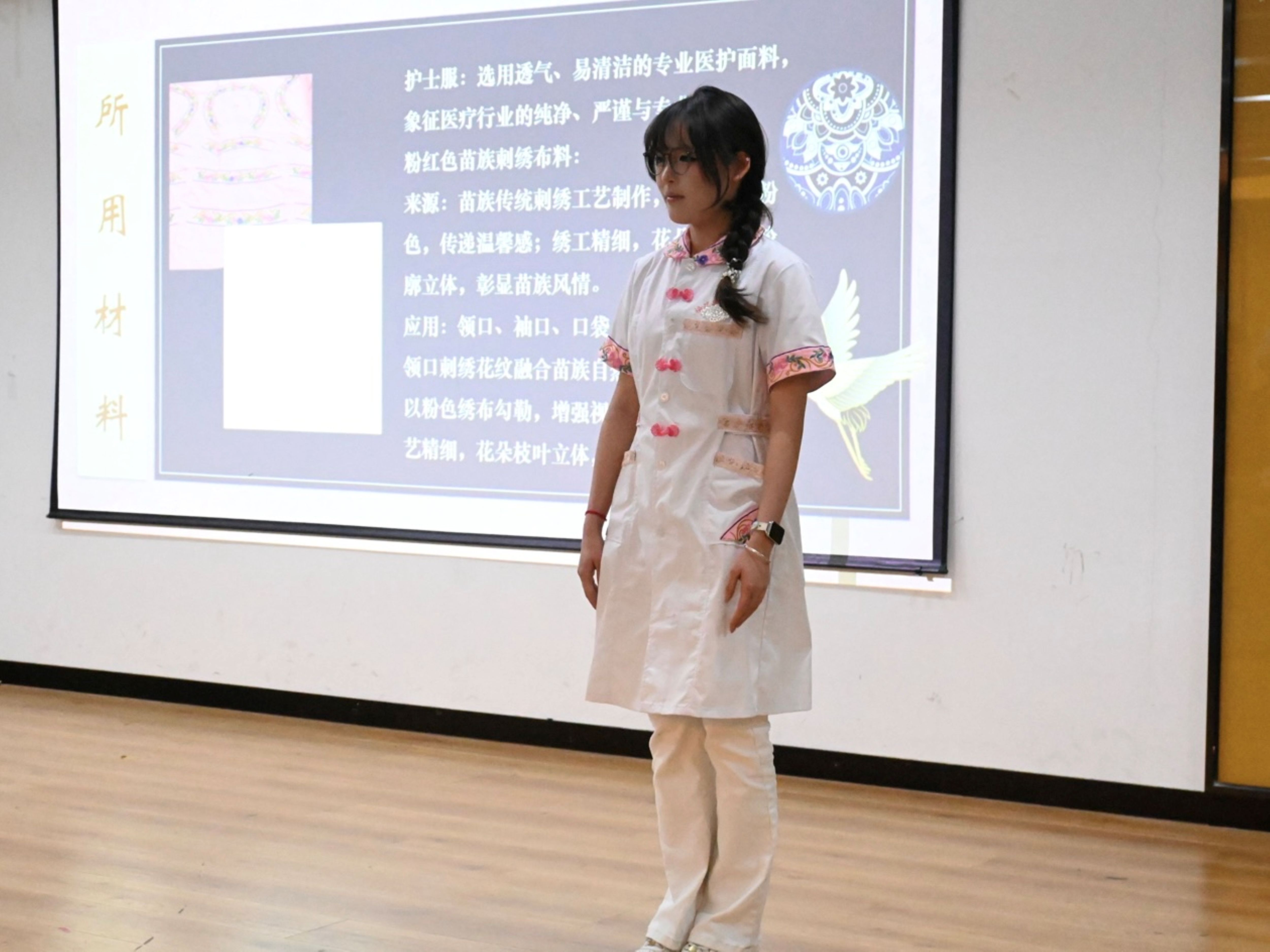 711队成员正在台上展示具有苗族特色的医护服 庄诗琴供图.jpg 711队成员正在台上展示具有苗族特色的医护服 庄诗琴供图.jpg