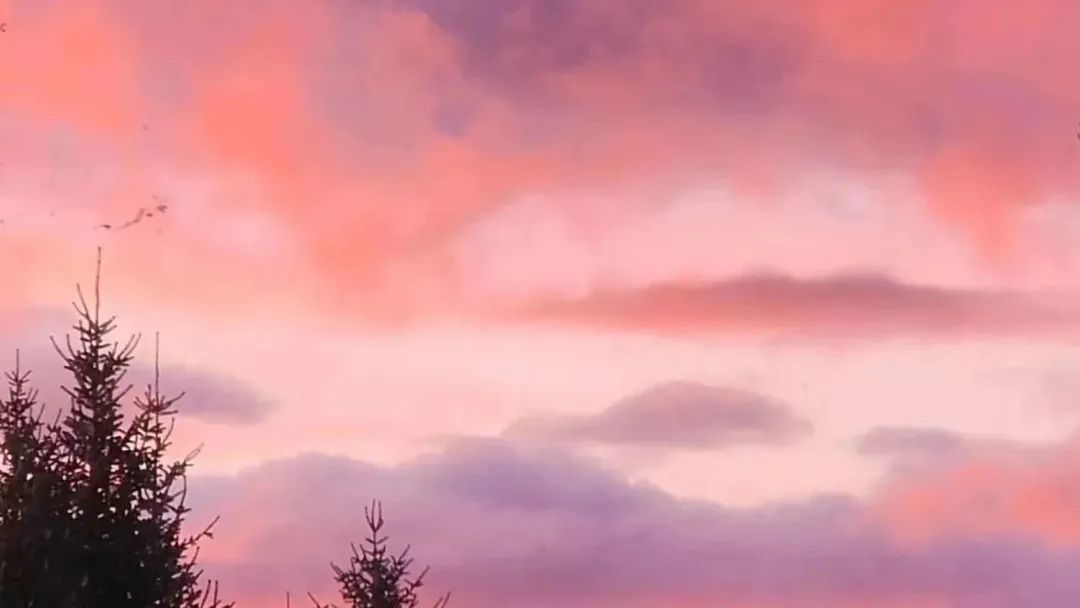 云朵撞翻了天空的调色盘，于是天空的颜色都混合了