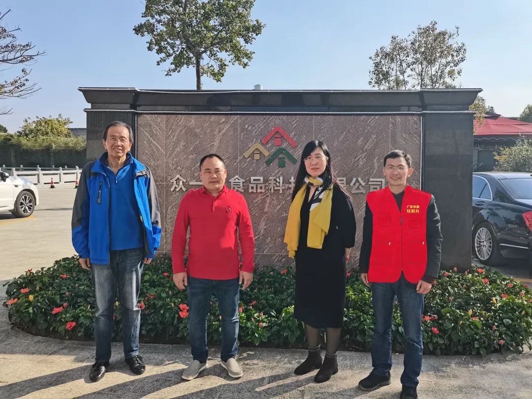 教师“轻骑兵”团队在众一口食品科技有限公司加工厂.jpg