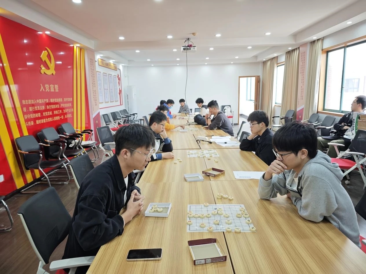 化学化工学院开展“以棋会友”团体辅导活动，同学们通过象棋等棋类游戏交流心得，增进友谊。（活动进行  摄影者：各学院供图）