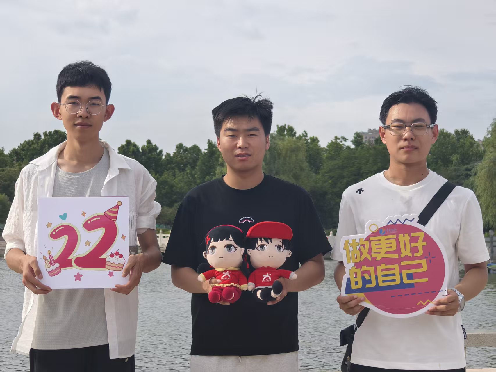 （图为学子与小中共同迈入22岁青春）
