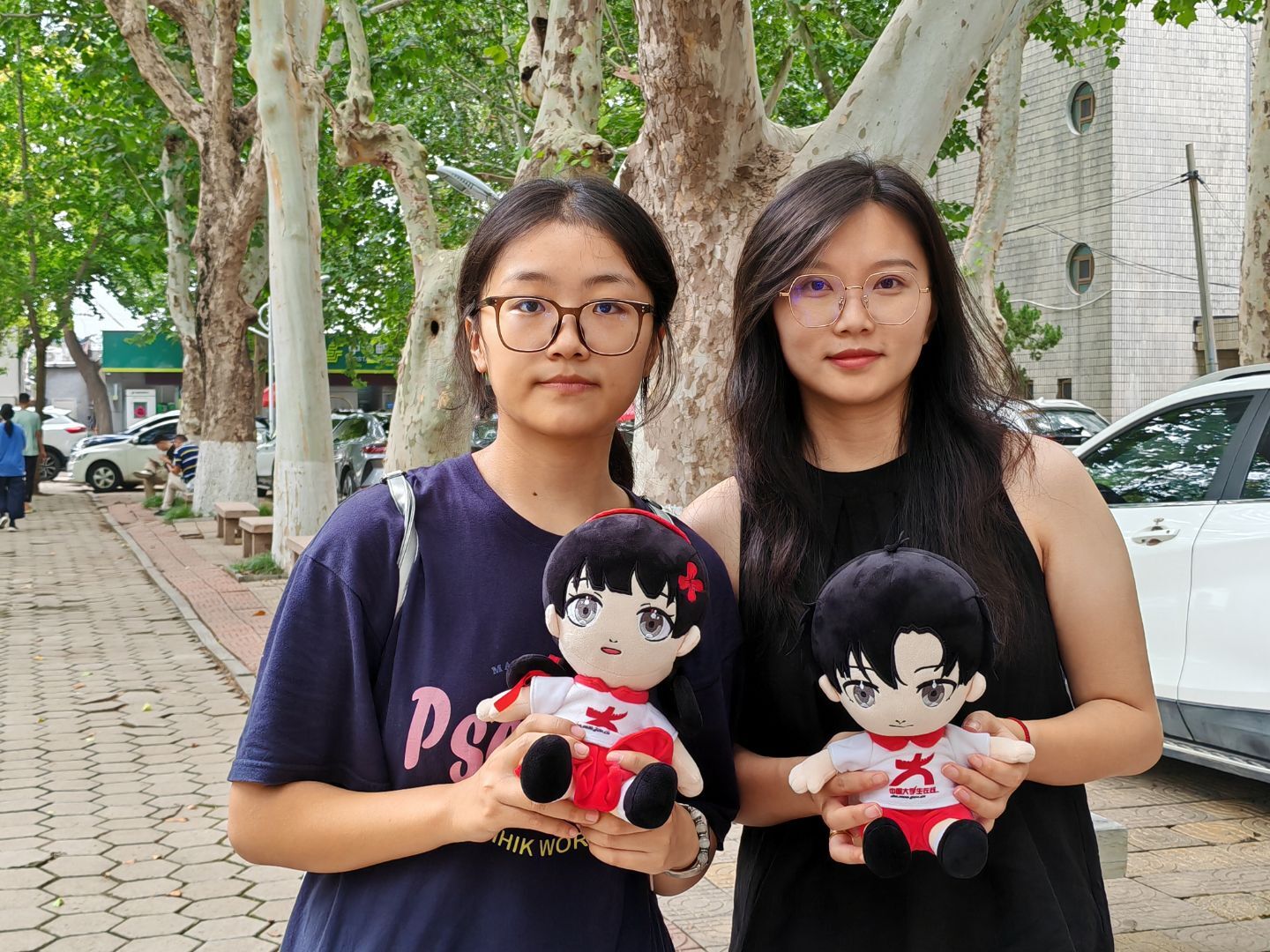 新生与家长拿着小中合照