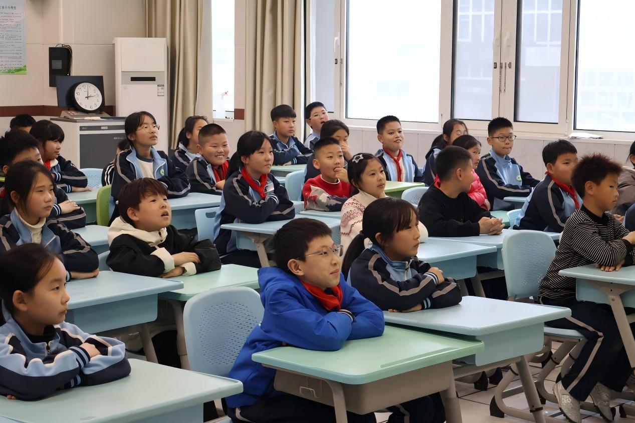 阅武路小学学生认真听讲 董瑞摄影.jpg 阅武路小学学生认真听讲 董瑞摄影.jpg