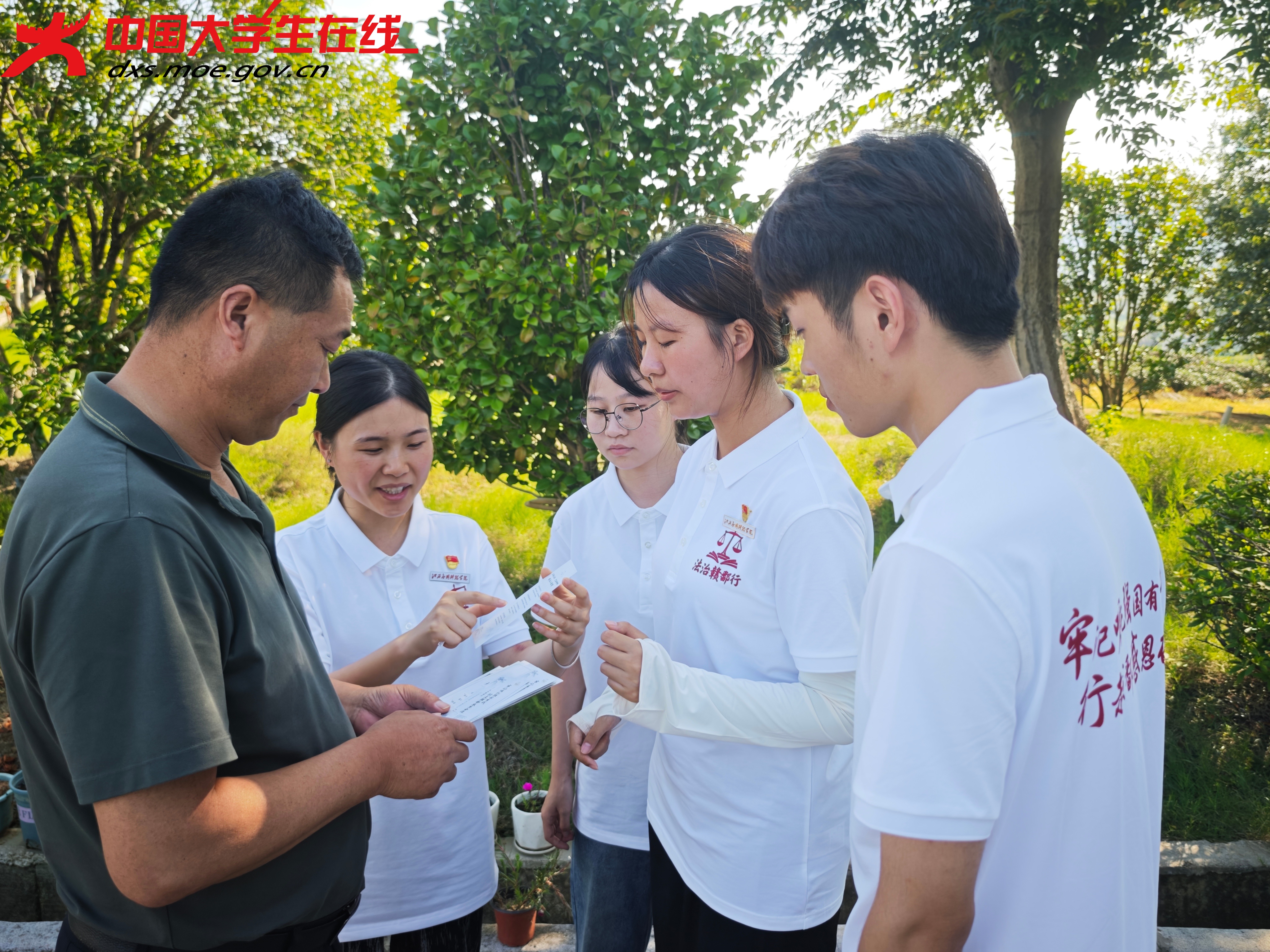 队员向茶谷经营负责人发放普法手册，宣讲乡村文旅经营相关法规(压缩).jpg