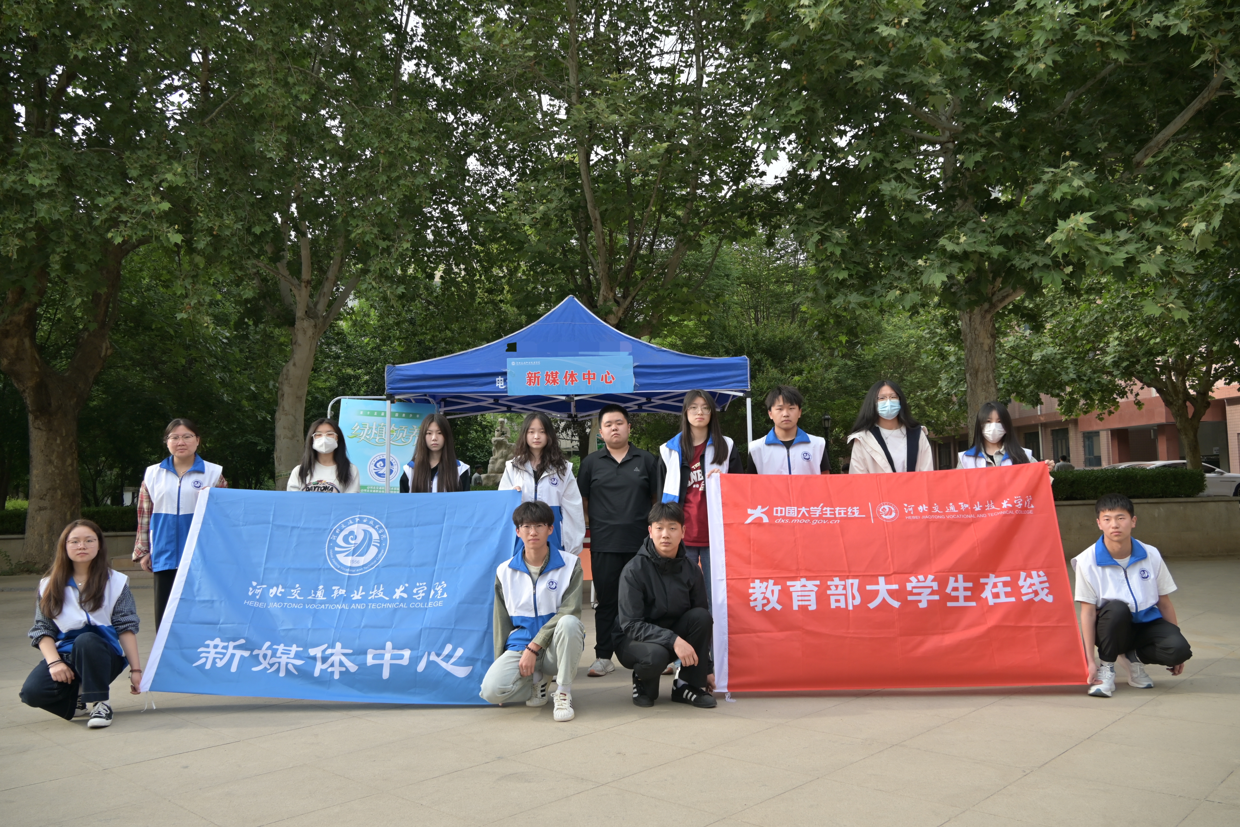 校網(wǎng)通站工作人員合影