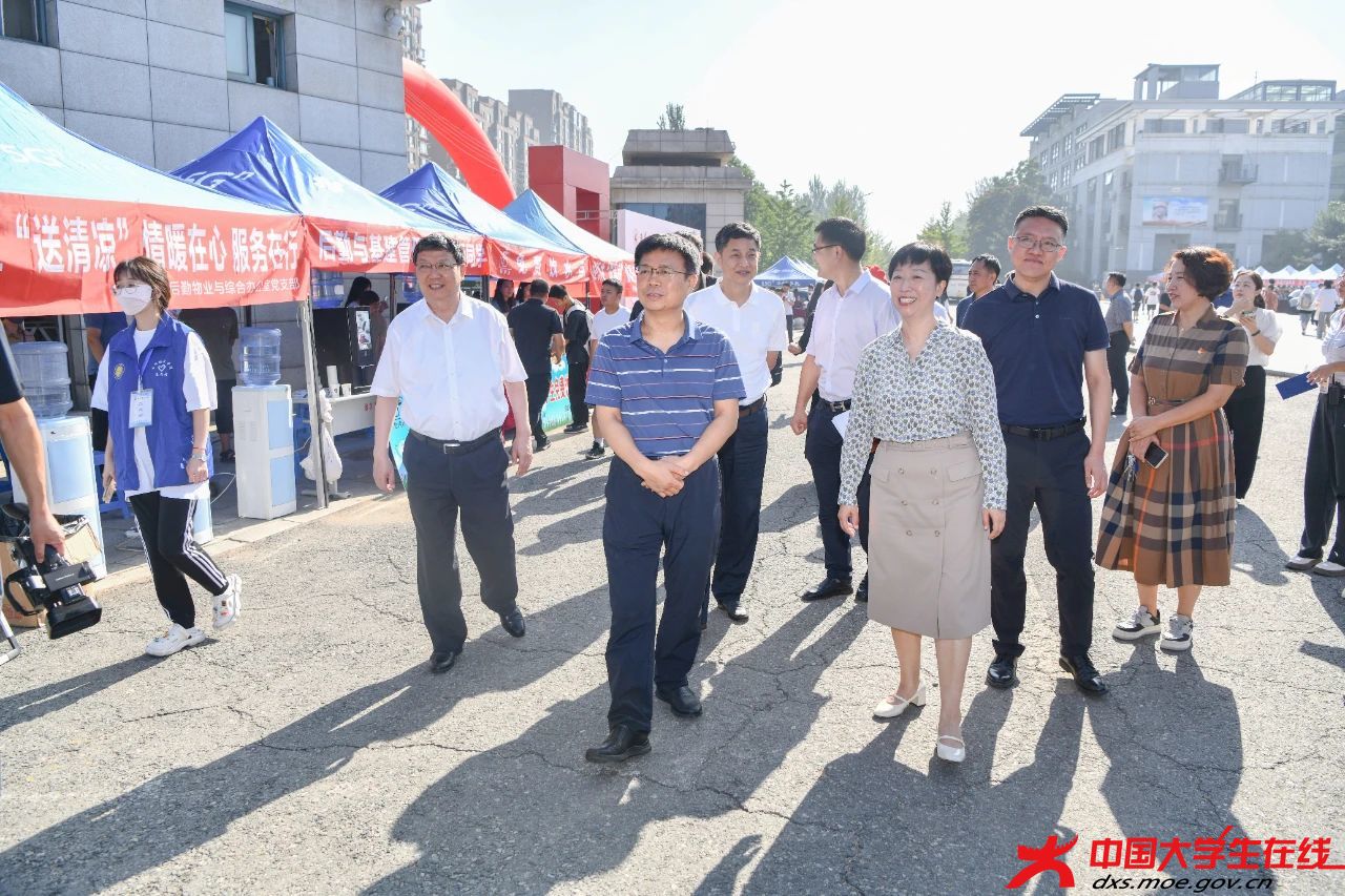 校领导来到迎新现场.jpg 校领导来到迎新现场.jpg