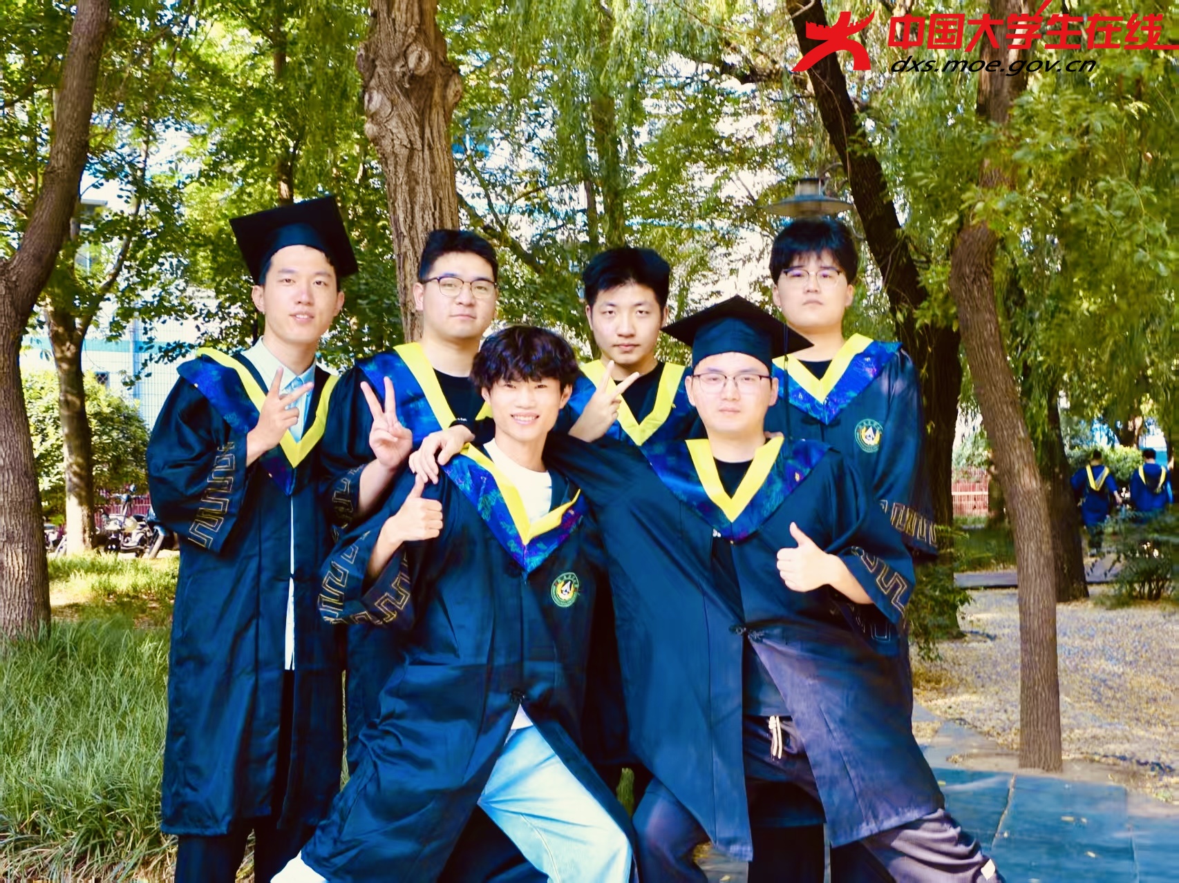 毕业同学们合影 来源：薛亚东