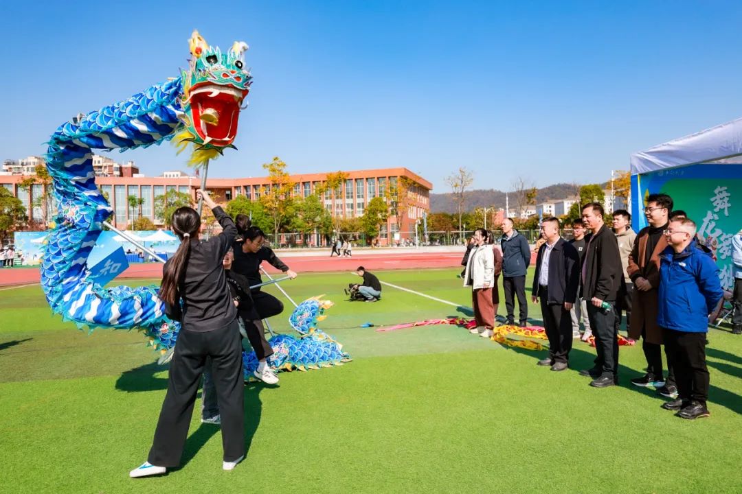 “哇哦！”“太厉害了！”
各个学院的互动体验板块前，
人头攒动，欢呼此起彼伏。