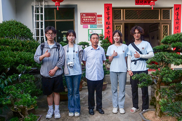 图为团队成员与洪定勇的合照 安徽师范大学陈子昂提供.png 图为团队成员与洪定勇的合照 安徽师范大学陈子昂提供.png
