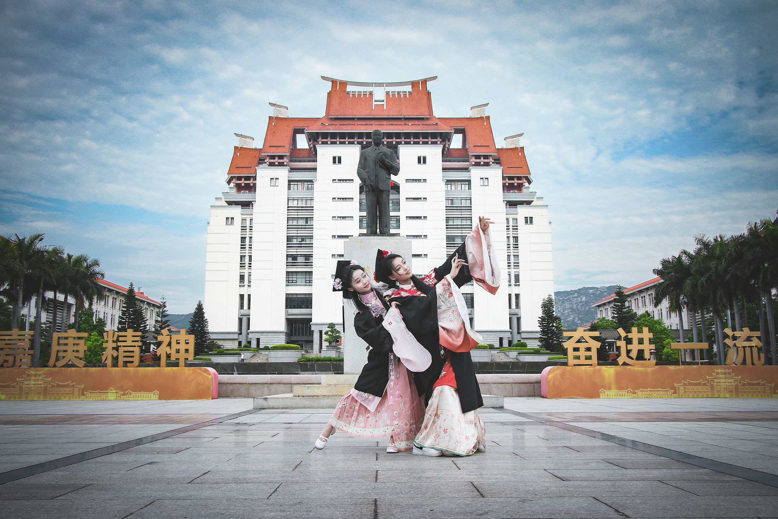 着汉服罗裳，轻展舞姿，一颦一笑凝驻时光，为青春落款。（摄影：李思维）