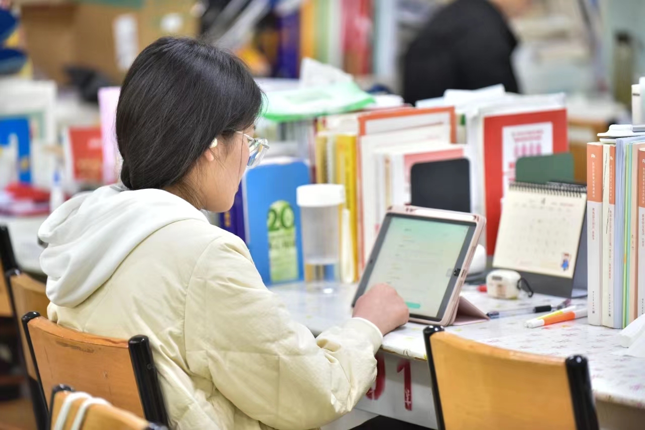 携一支笔，展一卷书；许下目标，奋力拼搏。（安阳师范学院 马梦媛拍摄 ）