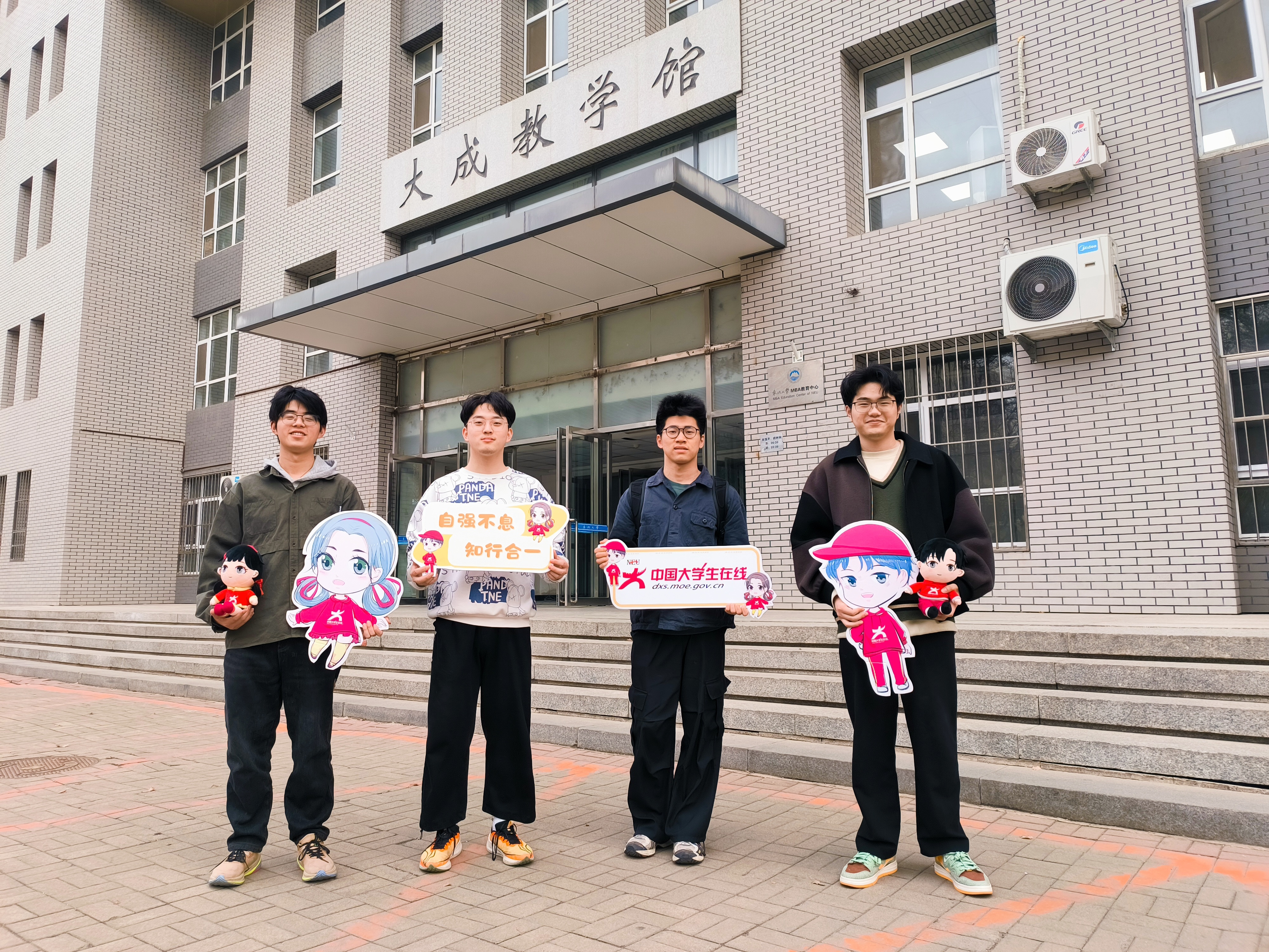 春日爛漫，小中與同學們在大成教學館開啟讀書篇章。