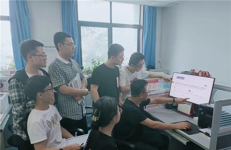 老师和学生一起讨论.webp.jpg