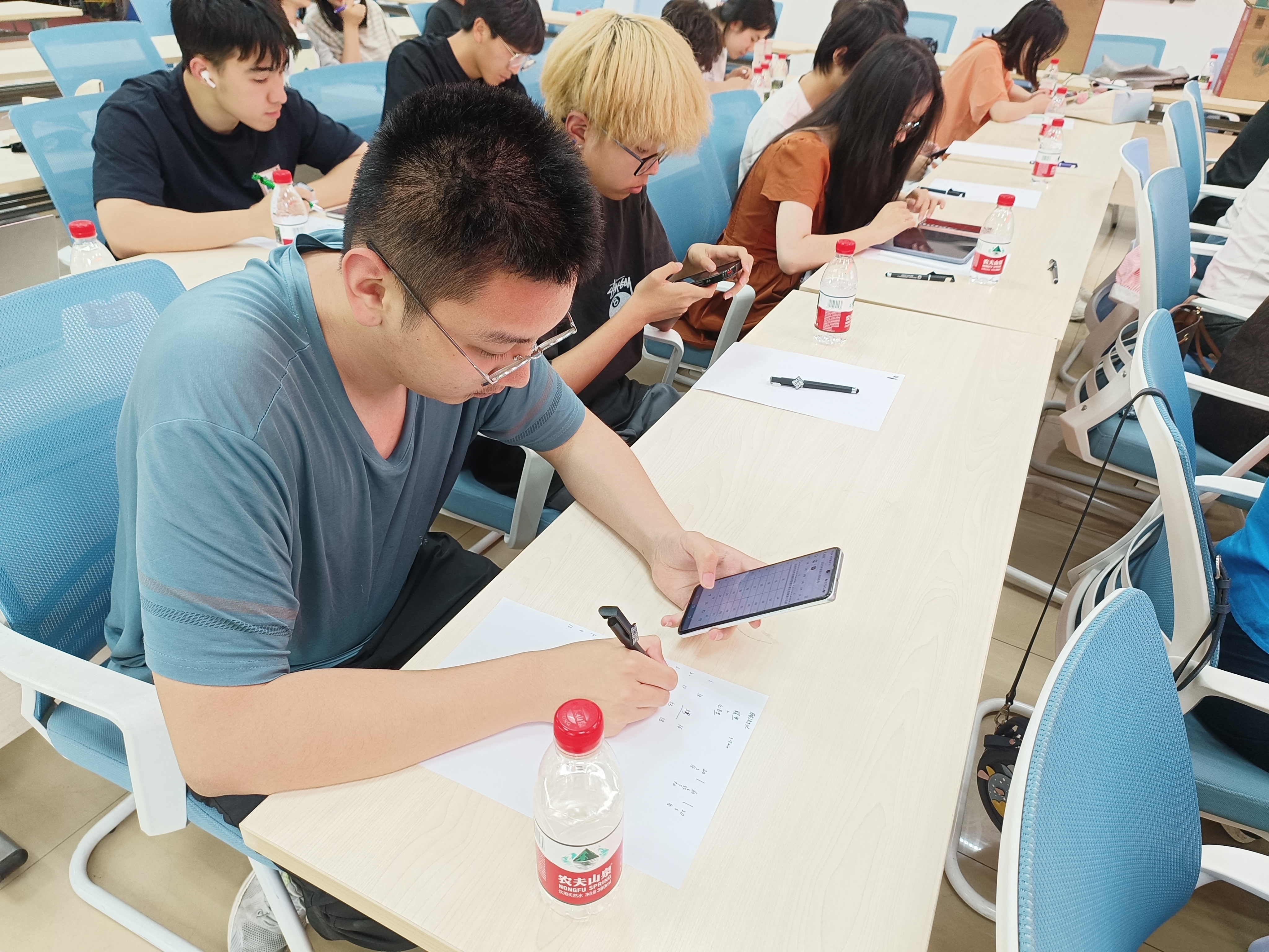 二级学院学生评委代表检查作品分数.jpg