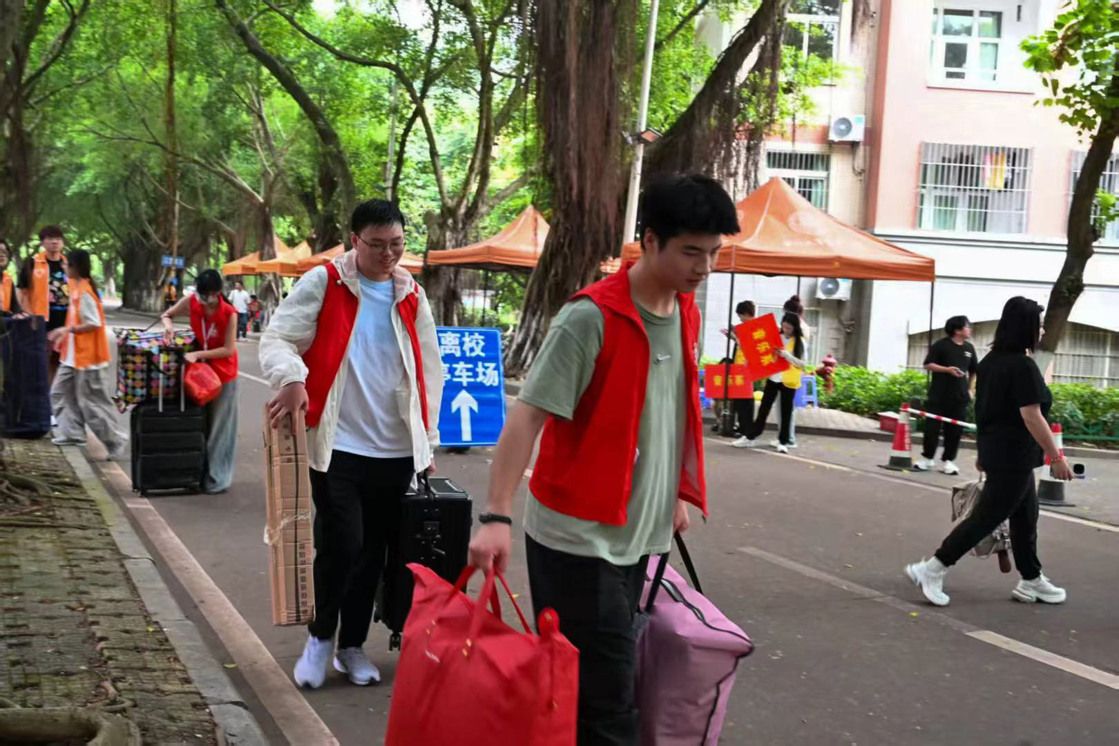 迎新-中区（摄影：王煜恺）.jpg