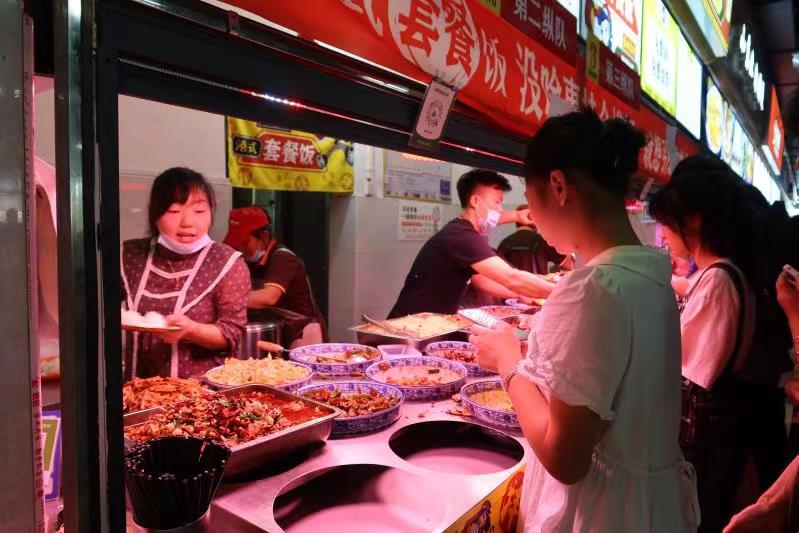 图二 图为网络版金鲨银鲨们在食堂打饭 毛敏彤摄.jpg