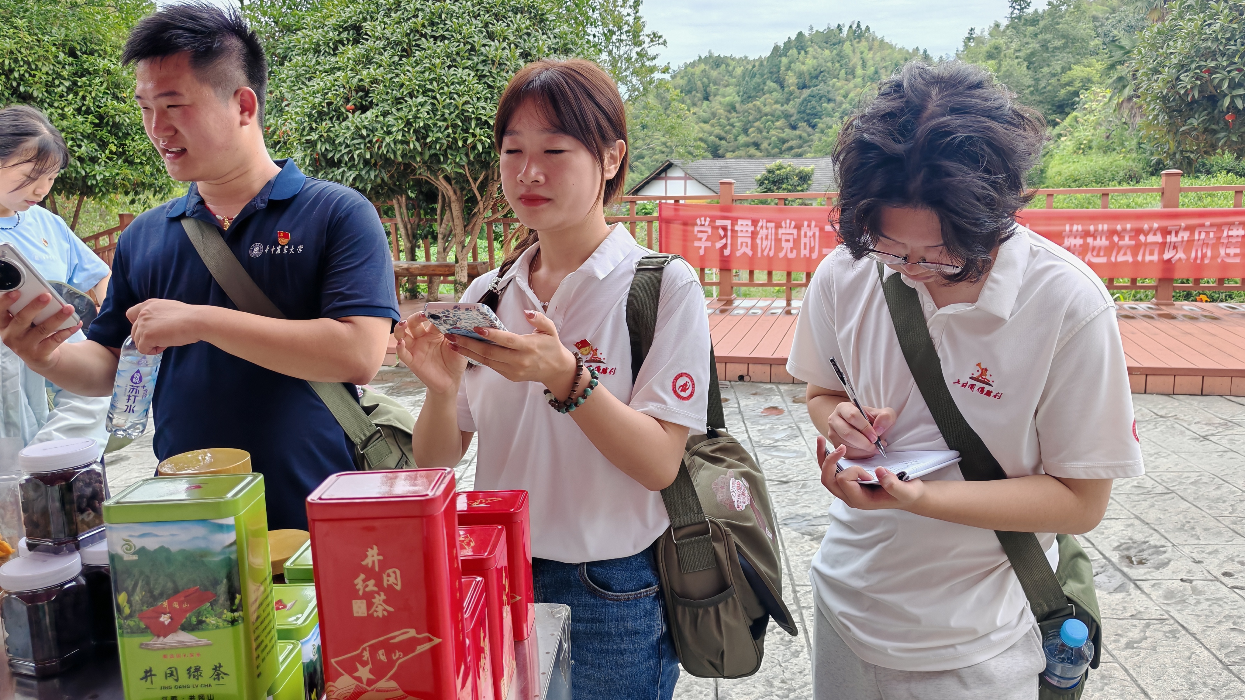 实践团队成员在神山村和村民深入交流，了解村庄产业发展情况。