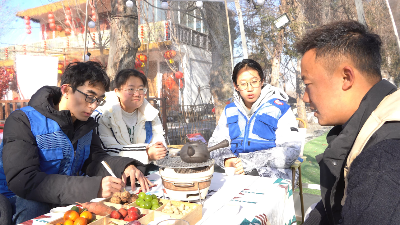 “荟聚山河”实践队采访椿枫十里融合农场负责人 李佳琦摄影.png “荟聚山河”实践队采访椿枫十里融合农场负责人 李佳琦摄影.png