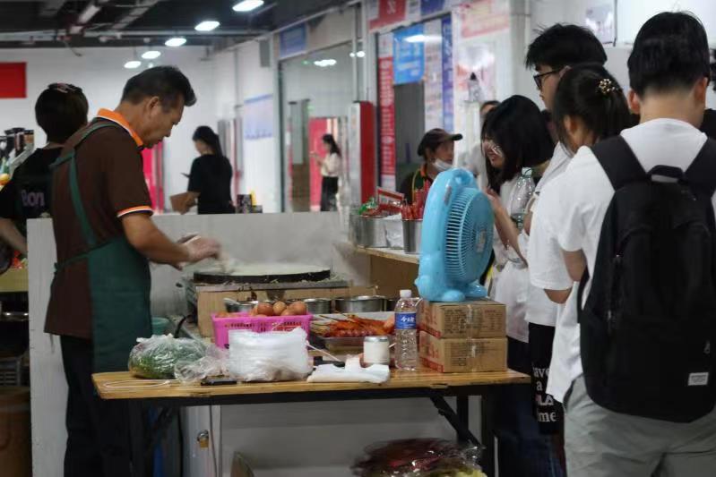 图一 图为食堂叔叔准备餐食的身影 毛敏彤摄.jpg