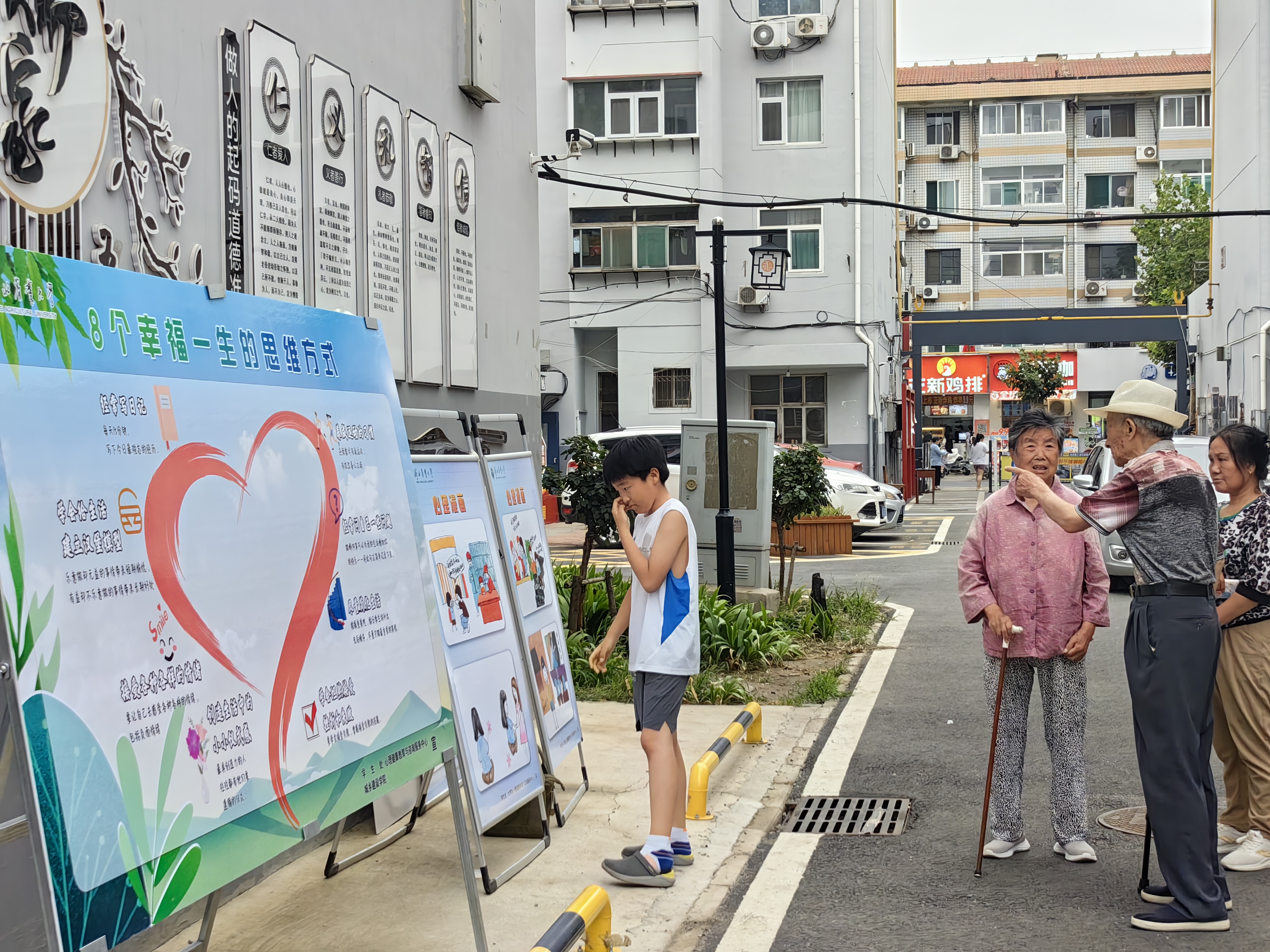 社区居民观看展板内容 图王娟 河北农业大学.jpg