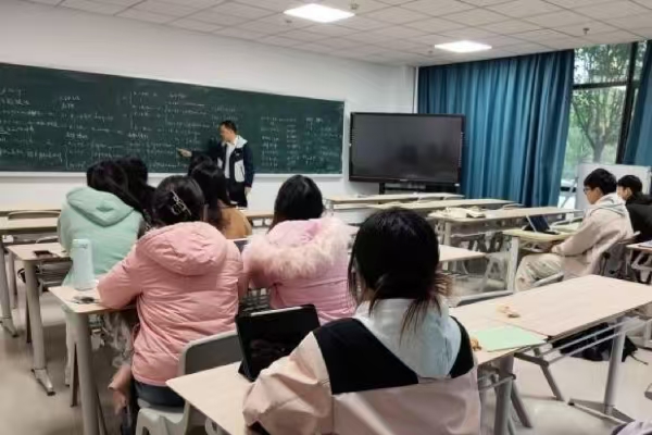 许凯给学生们上课  安徽师范大学提供.jpg