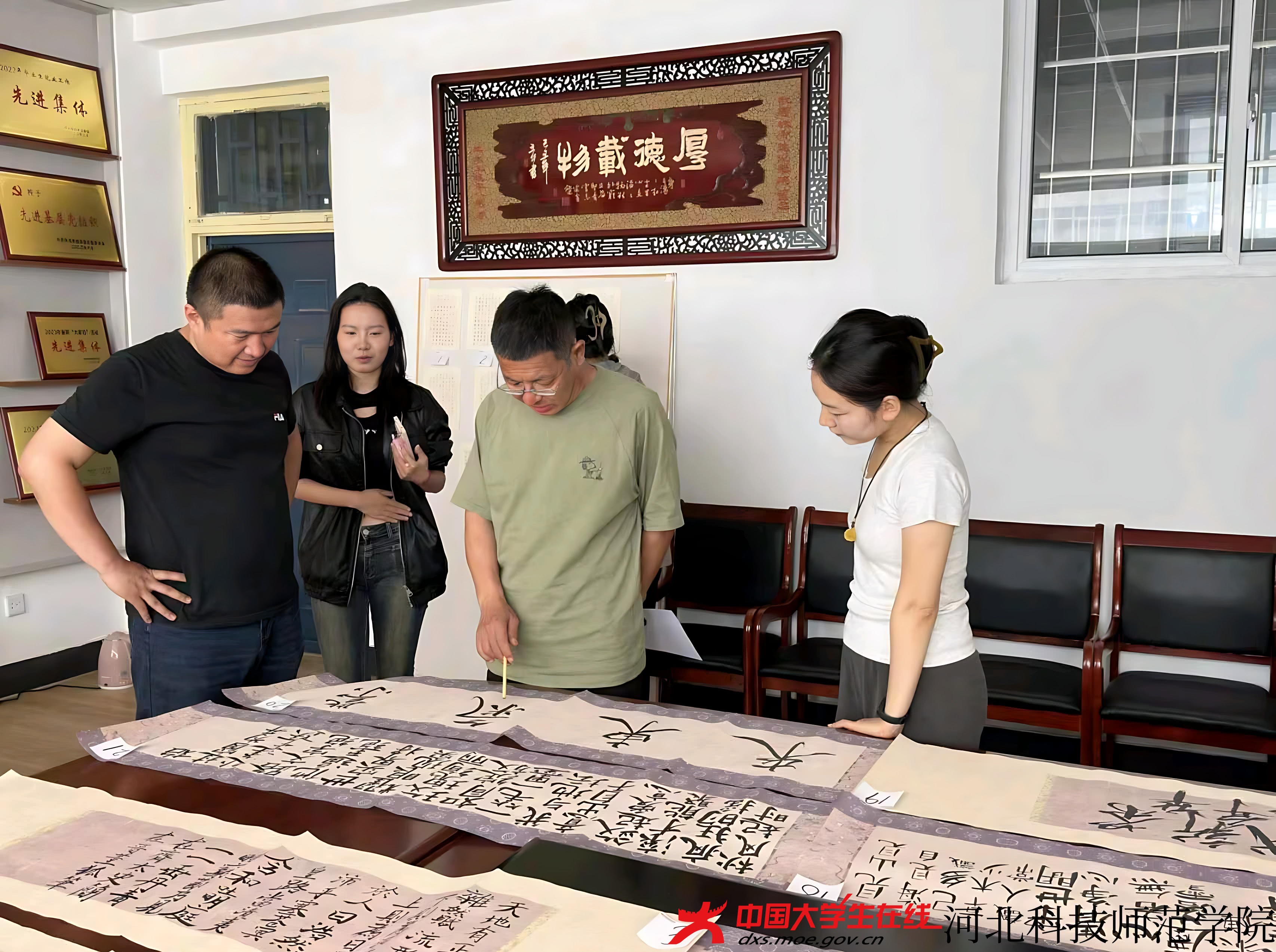 书香城建·座右铭书法作品评选现场 (邢可可 摄).jpg 书香城建·座右铭书法作品评选现场 (邢可可 摄).jpg