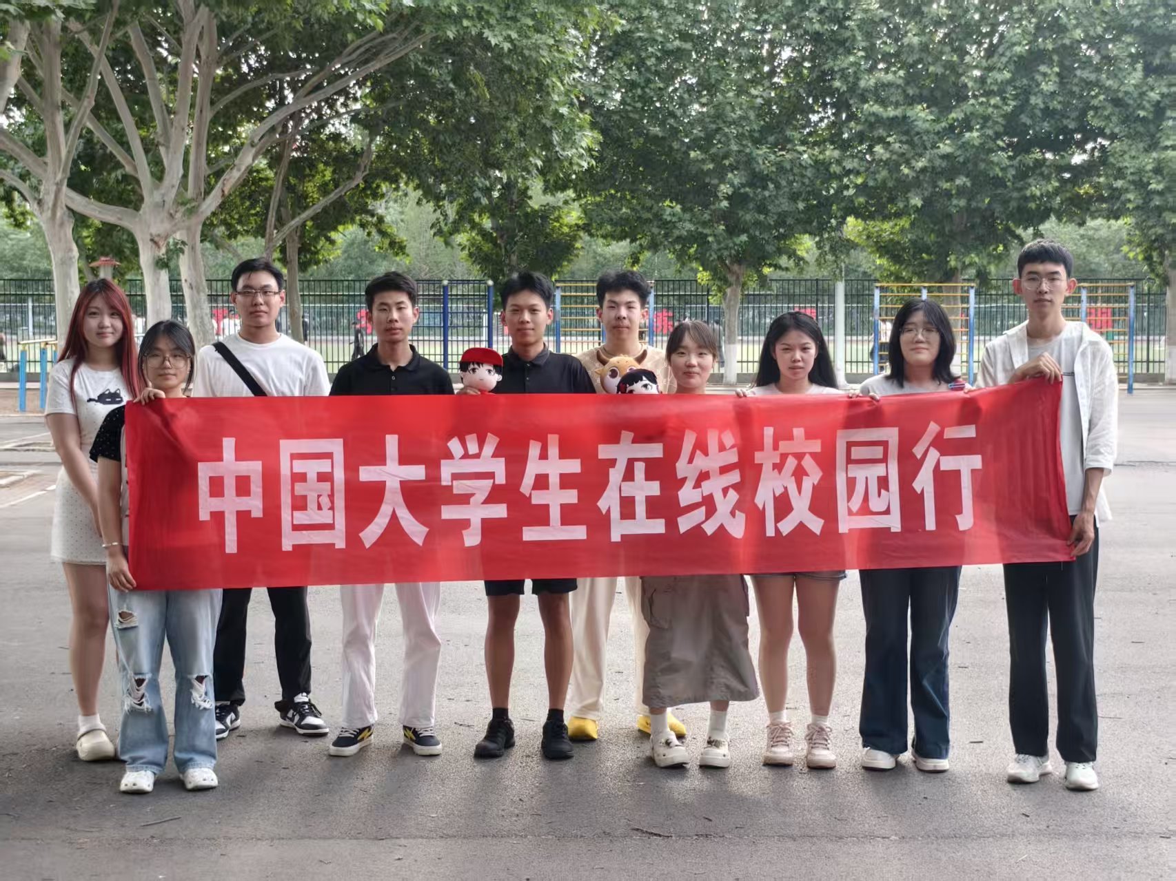 （图为学子们与小中大合照，共同祝福小中生日快乐）