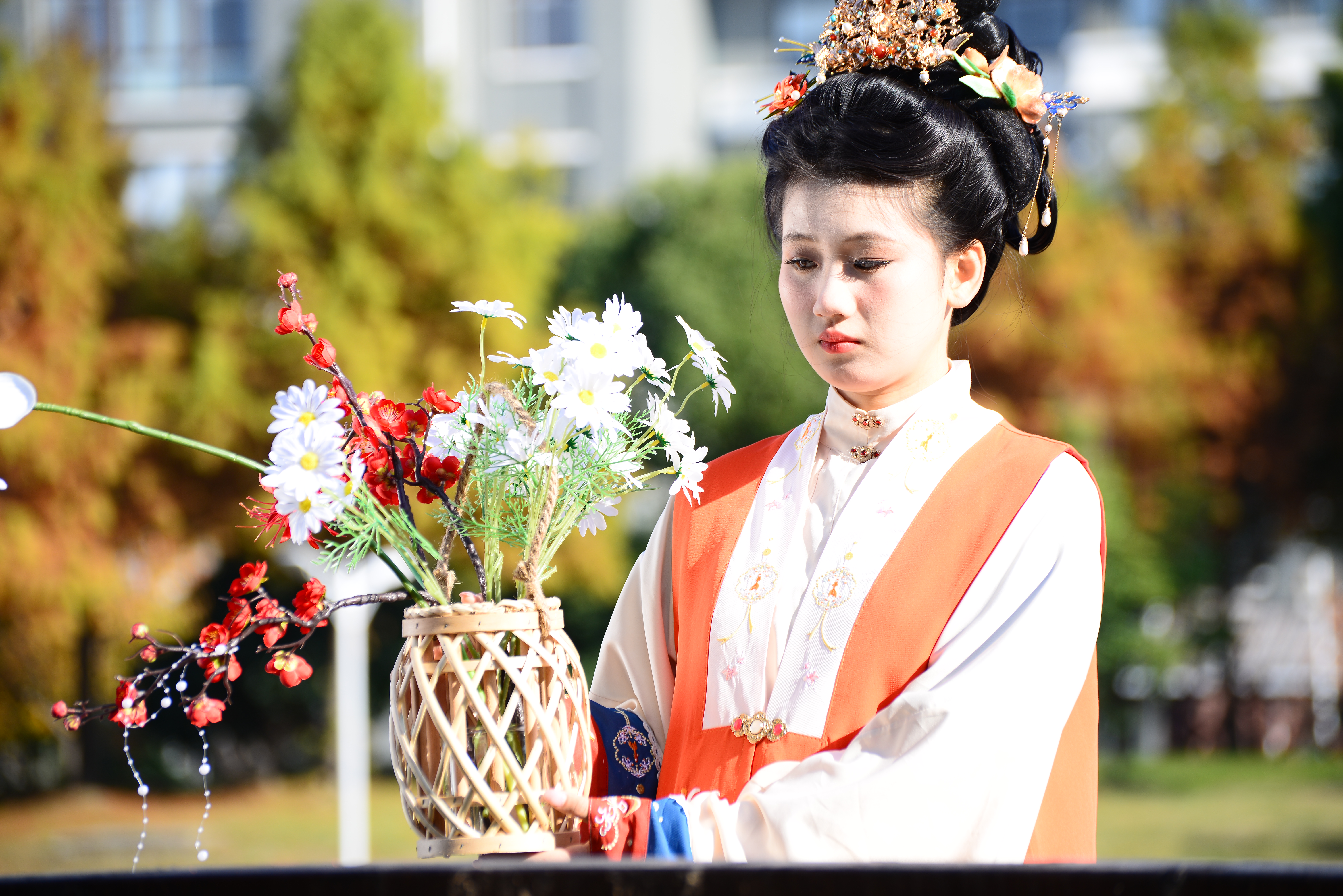 贾元春：宫闱深锁元春怨，榴花盛极终化烟。校园网络通讯站供图