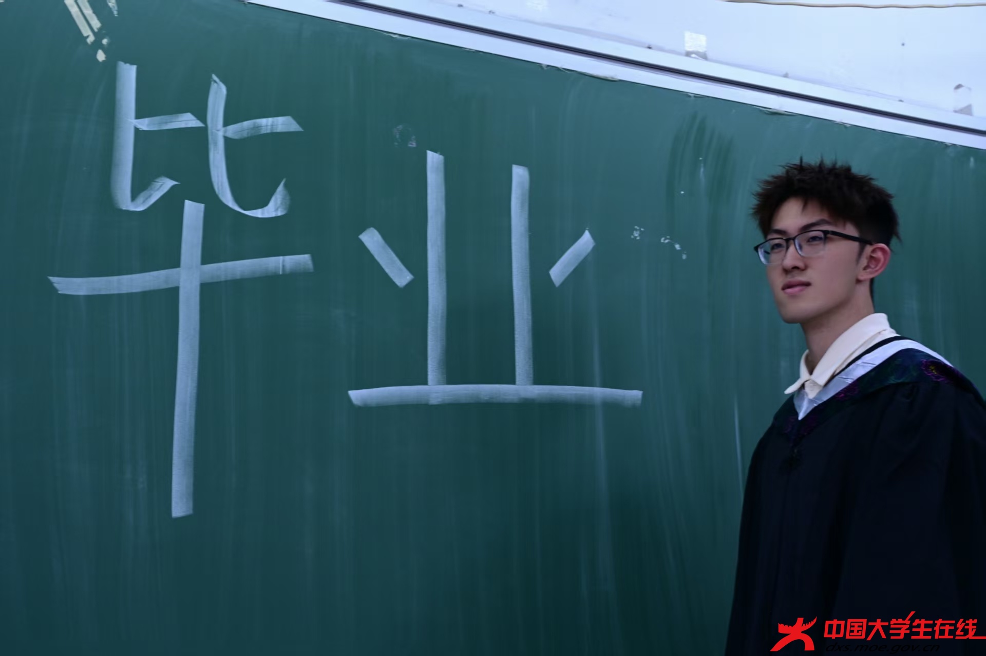 以青春之名告别校园，用梦想之力开启新程，愿你在未来的赛道上，永远风发意气、步履不停（唐山师范学院冉啸宇提供）