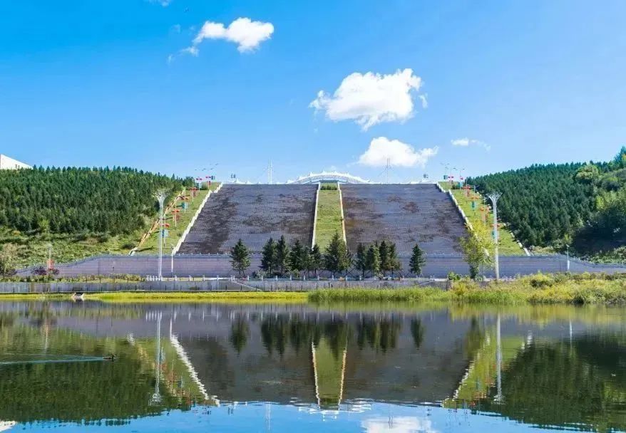 蓝蓝的天空飘着朵朵美丽的白云