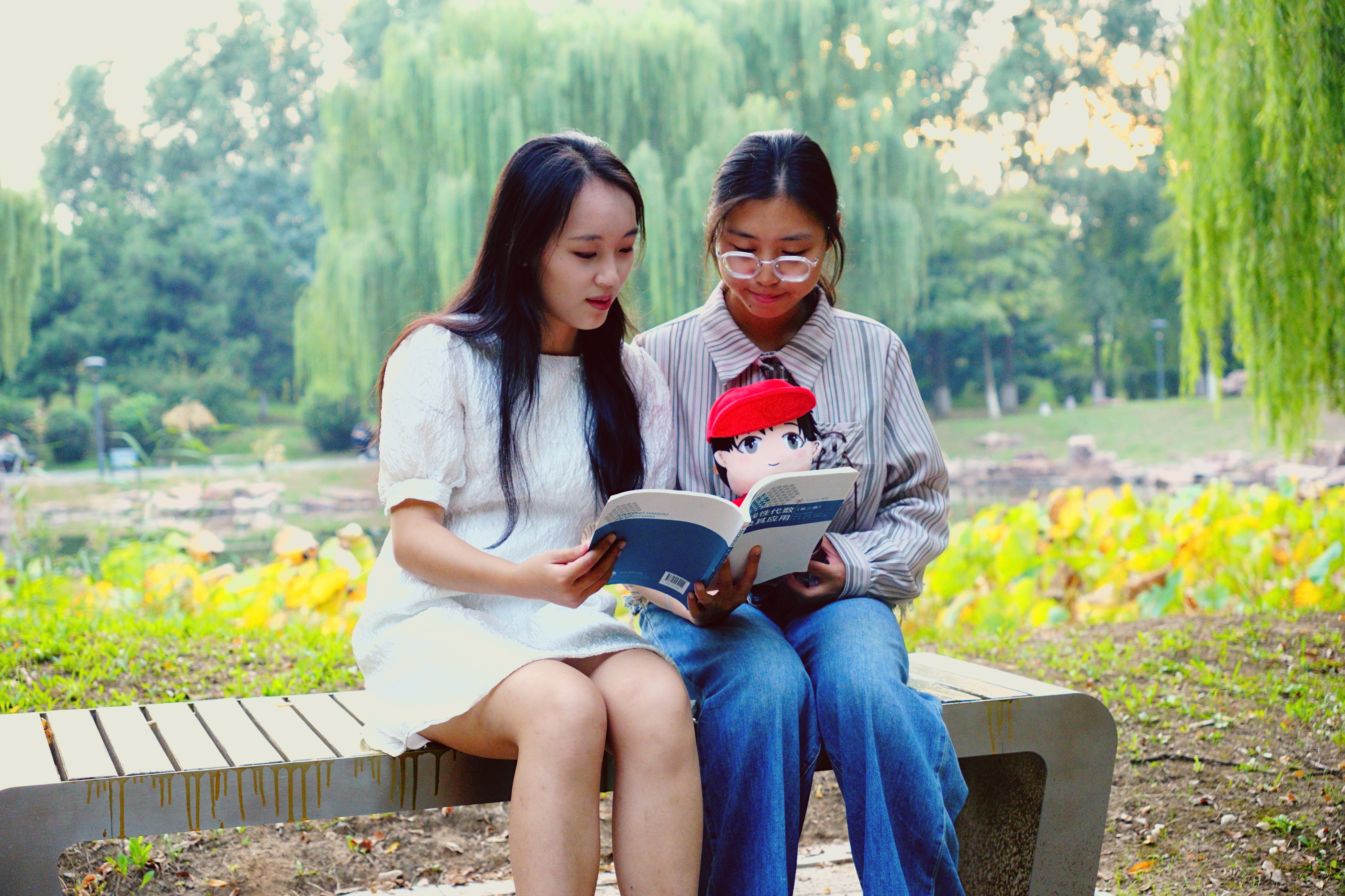 湖畔共读凝学思，亭边同游贺国兴