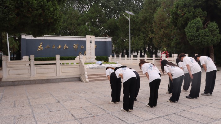 4-实践队员于焦裕禄烈士墓鞠躬致敬 张子莫摄(1).jpg