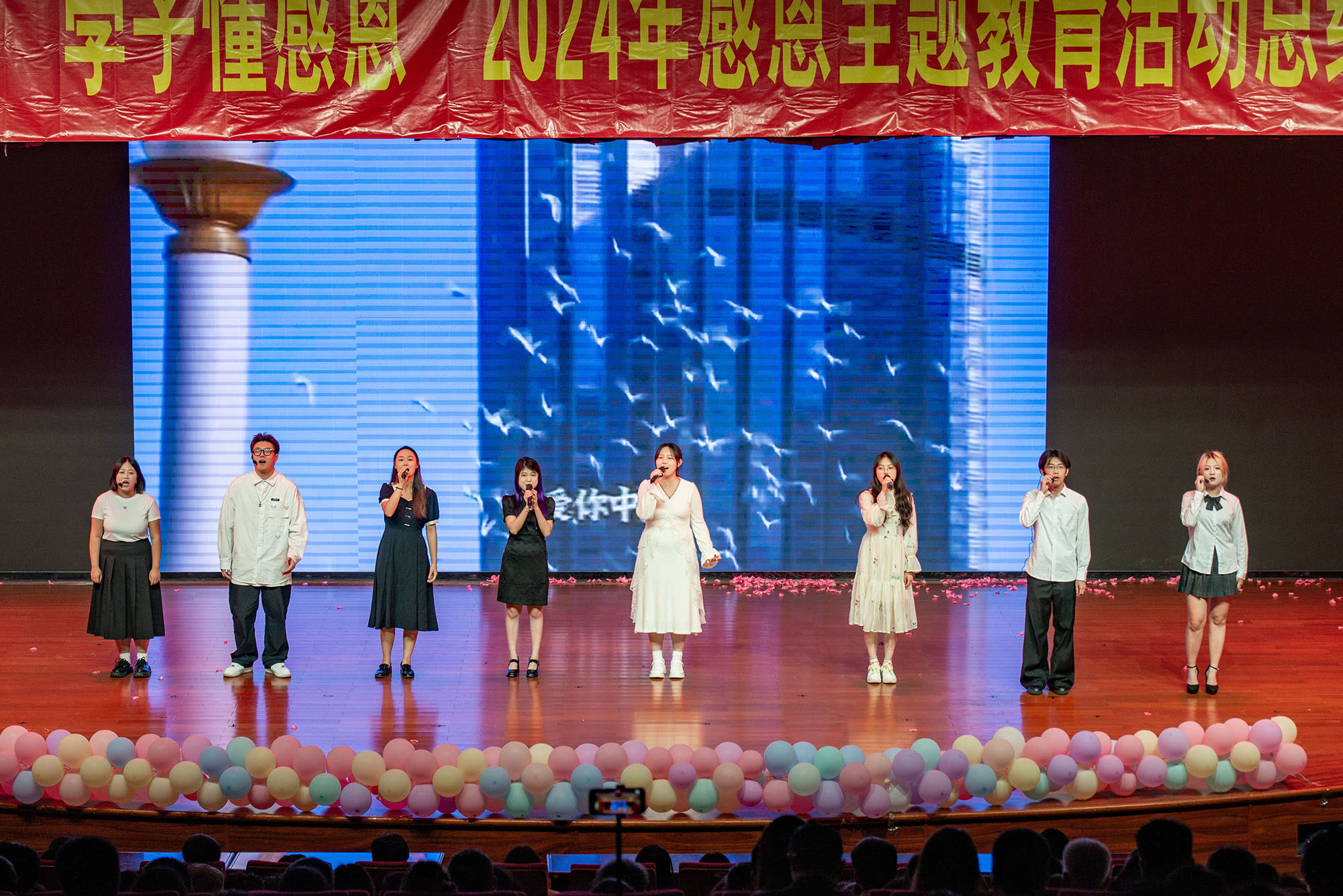 感恩主题教育表彰大会10合唱《我爱你中国》by邹锐18.jpg 感恩主题教育表彰大会10合唱《我爱你中国》by邹锐18.jpg