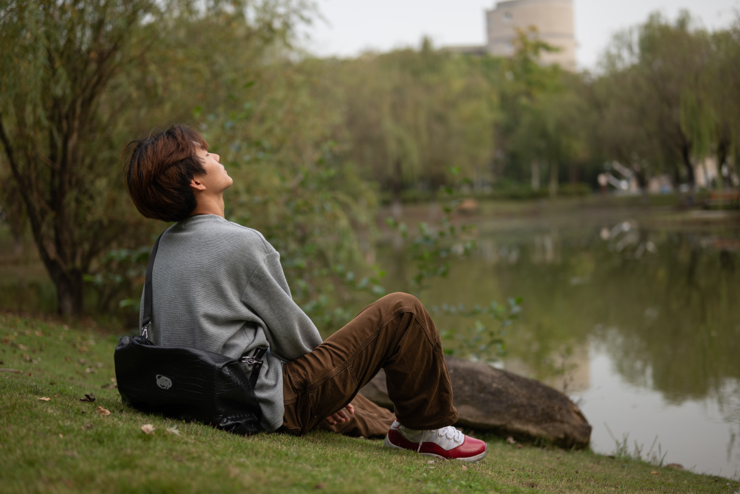 走在深秋的湖边，对撞出不同的秋日氛围。
西南科技大学郑乐怡 摄