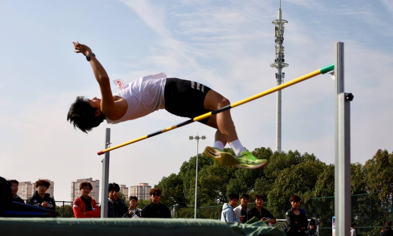 跳高赛场上奋力一跃，是力量与美学的交锋。