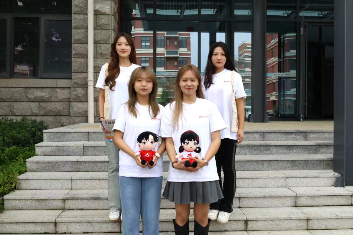 图为同学们和中大文创的合影.png 图为同学们和中大文创的合影.png