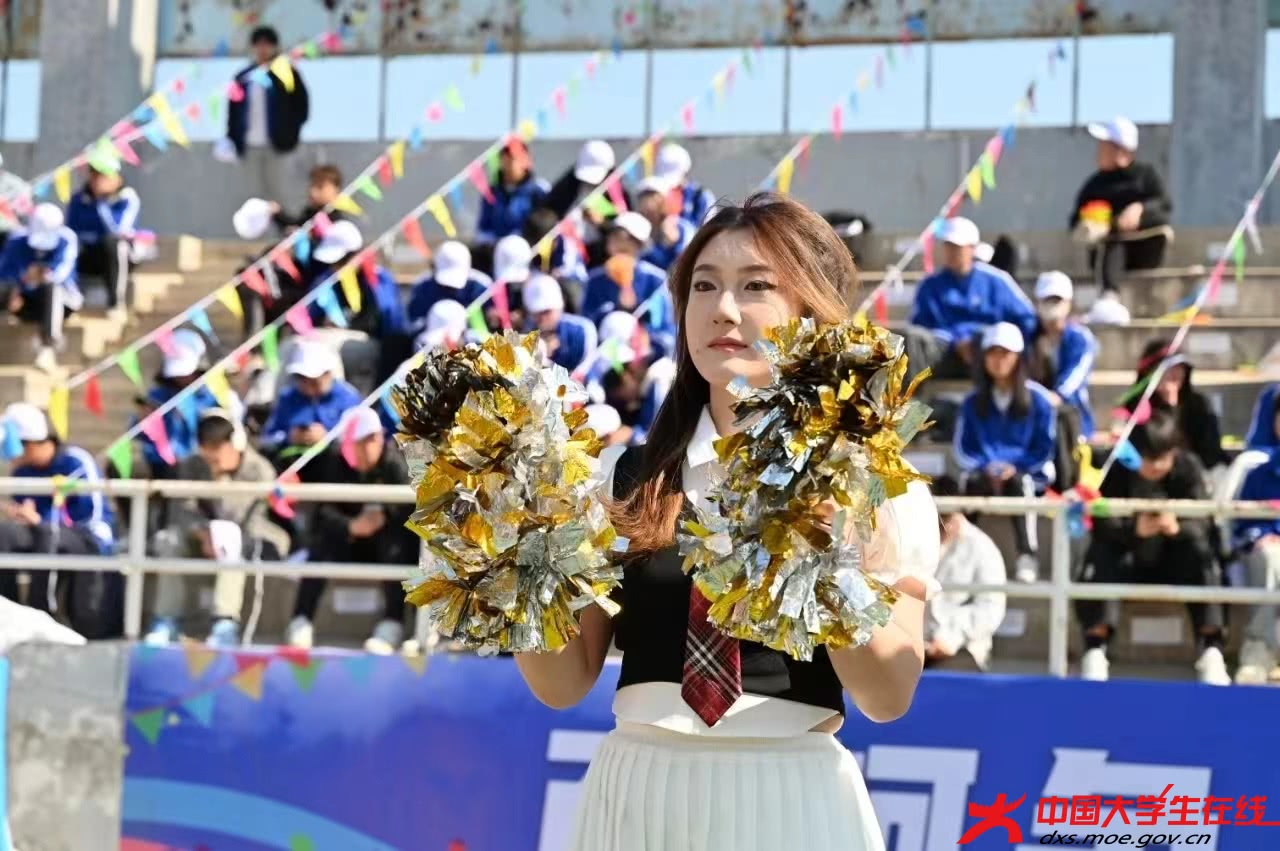 为运动员加油的女生 于万涛摄.jpg 为运动员加油的女生 于万涛摄.jpg