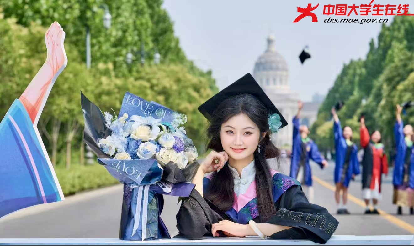 与花束合影 来源：崔俞