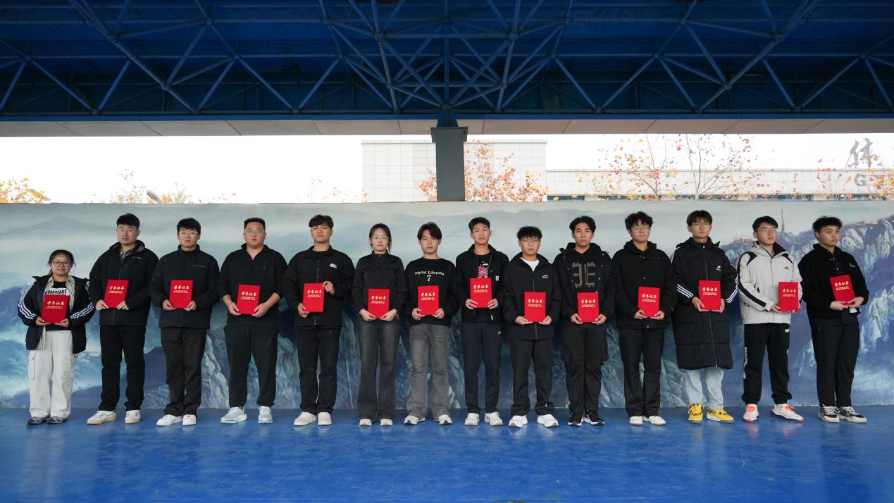 图为会操比赛荣获优胜方队代表。单龙海 史林锋 供图.png