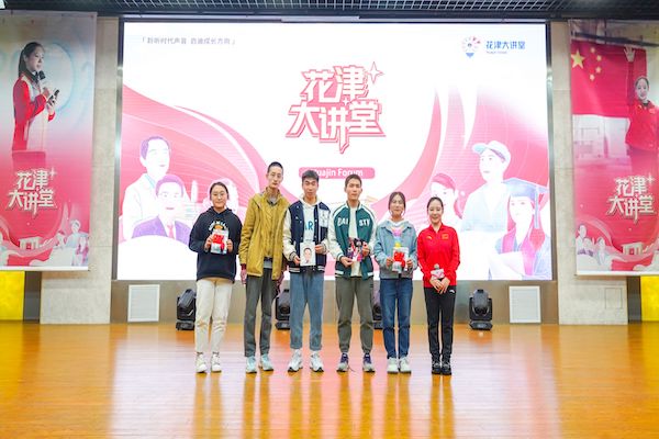 邓琳琳与中奖同学合影留念 安徽师范大学官网提供.jpeg 邓琳琳与中奖同学合影留念 安徽师范大学官网提供.jpeg