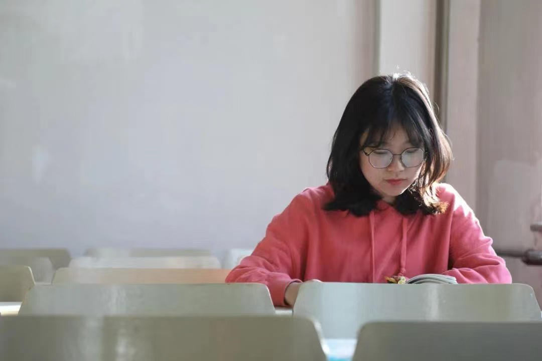 图为学子在阳光下静思.png 图为学子在阳光下静思.png