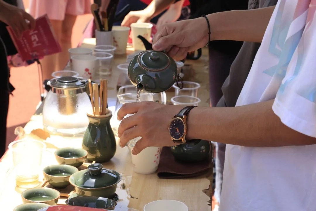 茶艺协会开展“品茗猜茶谜”的活动。协会成员优雅流畅的沏茶手法，吸引人们驻足欣赏，展示广西人民对茶艺的钟情，为酷热的操场带去一抹宁静。